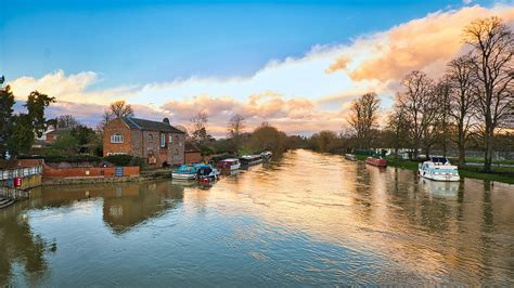 WALK THE THAMES PATH