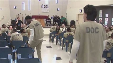 Cook County Jail inmates attend Christmas mass | FOX 32 Chicago