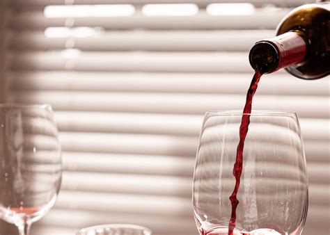 Pouring Wine: 5 Features of How To Pour Wine