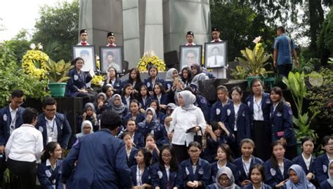 Peringati Tragedi Trisakti, Mahasiswa Unjuk Rasa ke Istana - Metro Tempo.co