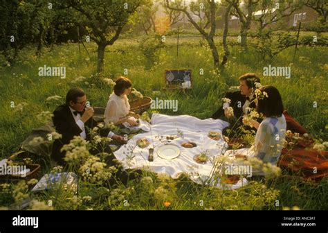 Glyndebourne Festival Opera picnic in the gardens, garden grounds of Stock Photo: 1426336 - Alamy