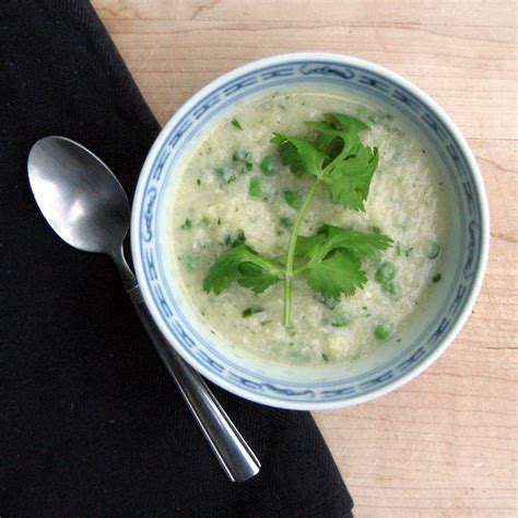 Green Curry Cauliflower Soup | The Mommy Bowl