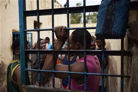 Baidoa, central prison. Inmates gather in the courtyard. - ICRC ...