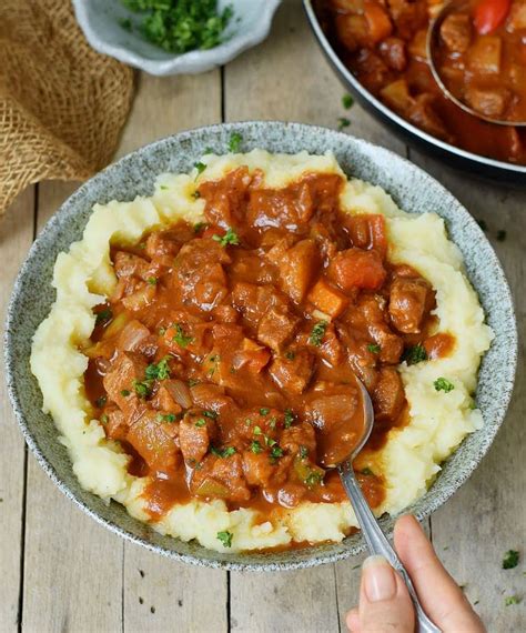 Veganes Gulasch Rezept mit Kartoffelbrei | einfaches Ragout - Vegane Rezepte