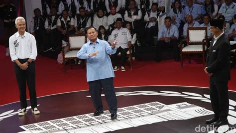 Potret Lucu Prabowo dari Joget hingga Melet-melet di Debat Perdana - Foto 2