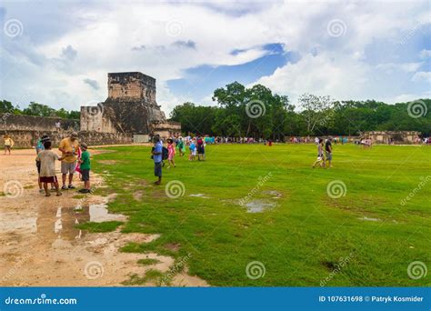 Kukulkan Pyramid in Chichen Itza, Mexico Editorial Stock Photo - Image ...