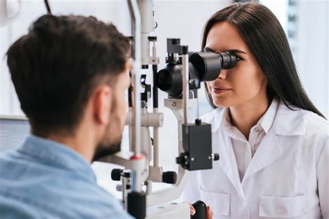 7 Signs You Need to Schedule an Eye Doctor Appointment