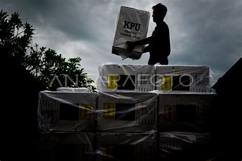 Distribusi logistik Pemilu 2024 di KPU Penajam | ANTARA Foto