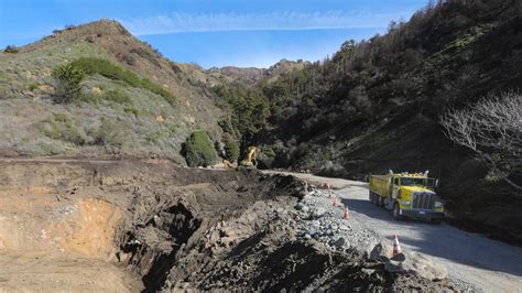 Big Sur mudslide destroys Highway 1, closes road at Rat Creek | San Luis Obispo Tribune