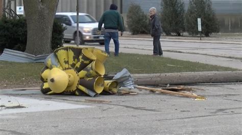 Iowa tornado siren damaged after EF-1, Oklahoma company donates refurbished siren