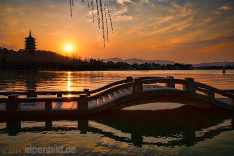 Sunset at West Lake, Hangzhou | In the background: Leifeng P… | Flickr