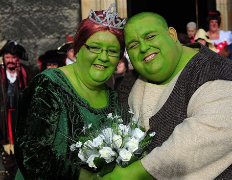 Casal se fantasia de Shrek e Fiona para cerimônia de casamento