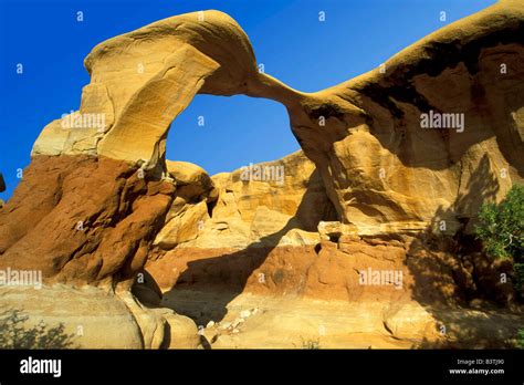 natural stone arch Metate Arch in Devils Garden Stock Photo - Alamy