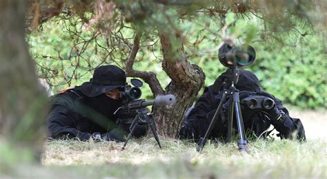 ROK Marine Corps Military Police sniper and spotter [4689 x 2580 ...