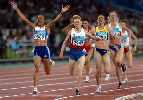 Team GB's Kelly Holmes crosses the finish line to win the Womens 1500 ...