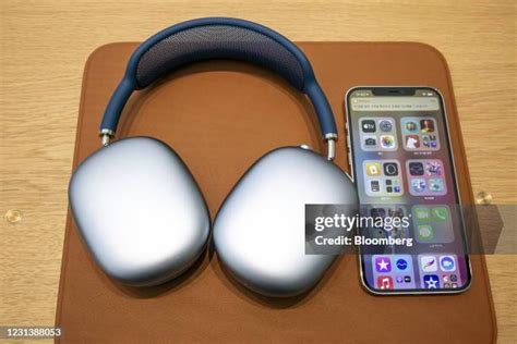 Apple Store Headphones Photos and Premium High Res Pictures - Getty Images