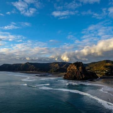 Beach Line Piha, North Island, New Zealand