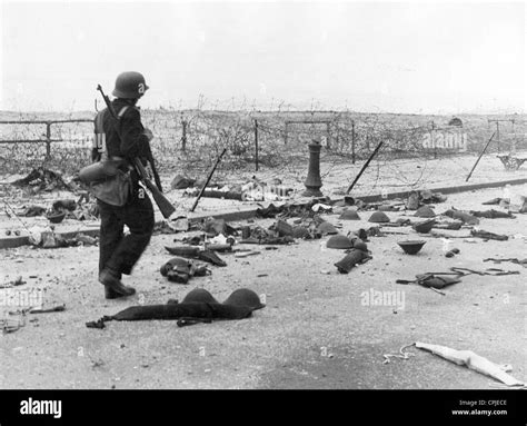 German soldier on the beach at Dunkirk, 1940 Stock Photo - Alamy