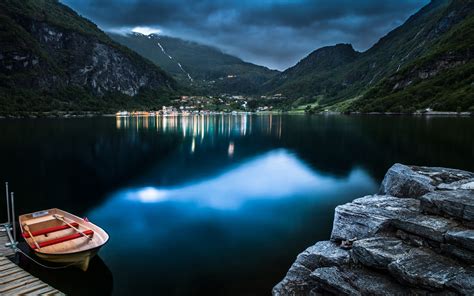 Fiordo de Geiranger en Noruega al caer la noche... | celebrity styles