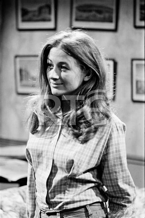 Anne Kelly Berita: Sorcha Cusack Young