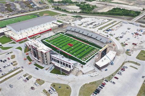 Modest sized Texas High School builds impressive $35 million stadium ...