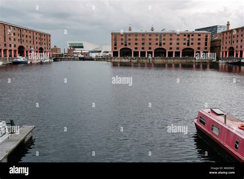 The Royal Albert Docks, with the Liverpool Museum in the distance Stock ...