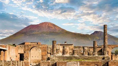 10 Volcanos to Visit in Italy - Active Volcanos in Italy | IB