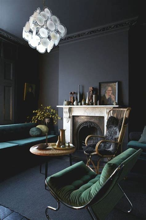 8 Gorgeous Ideas on How to Decorate your Living Room with Dark Colors