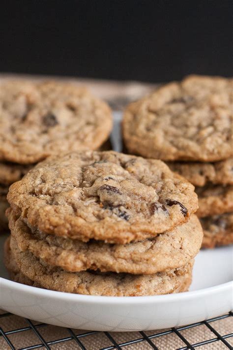 SOFT AND CHEWY OATMEAL RAISIN COOKIES