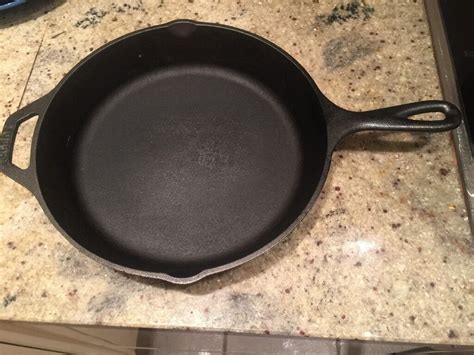 Lodge pre-seasoned cast iron skillet 26.04 cm | in Hoxton, London | Gumtree