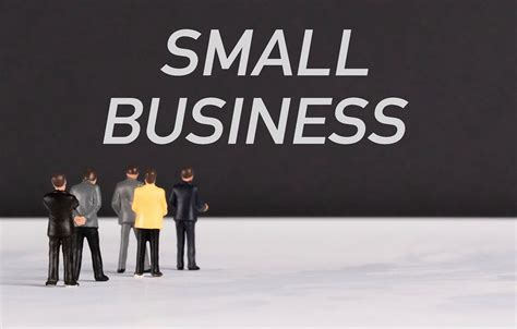 People standing in front of Small Business text - Creative Commons Bilder