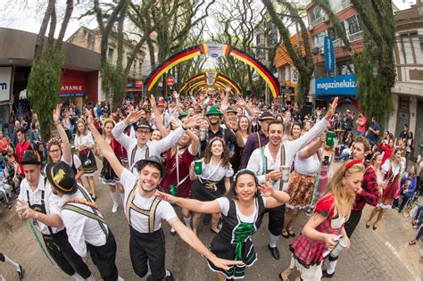 Segundo Desfile Temático da 35ª Oktoberfest reúne 30 mil pessoas em ...