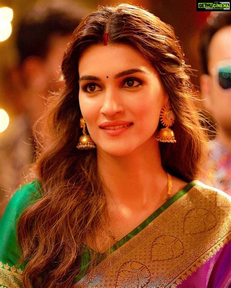 Kriti Sanon Instagram - One of my favorite looks of Rashmi from Luka Chuppi 💚💜 📸 ...