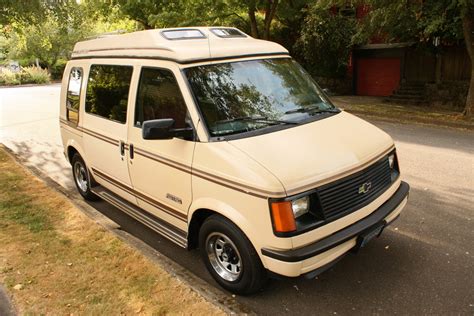 OLD PARKED CARS.: 1989 Chevrolet Astro Van Chinook Custom Camper.