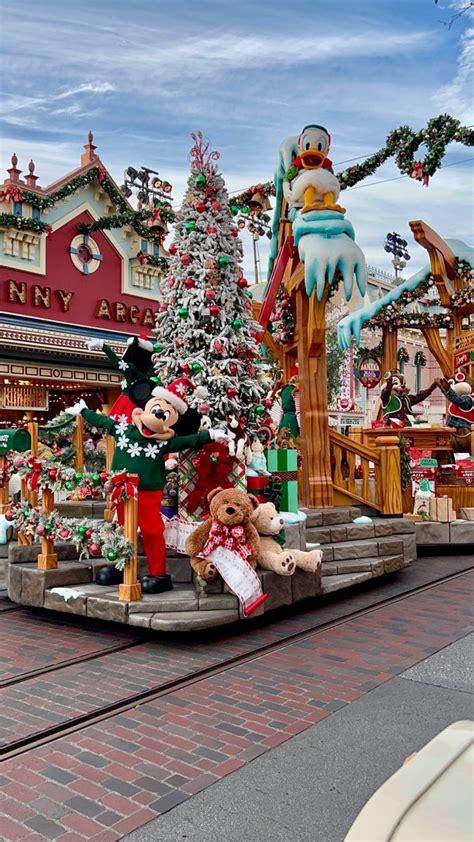 Disneyland christmas parade mickey mouse donald duck – Artofit