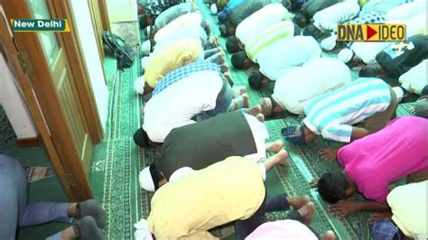 Eid-ul-Fitr: Ghulam Nabi Azad offers Namaz at Parliament Street Mosque in Delhi