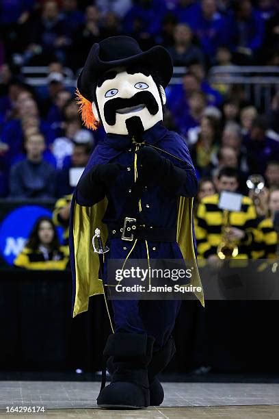 La Salle Explorers Mascot Photos and Premium High Res Pictures - Getty ...