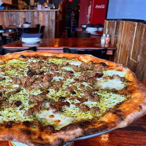 12 Best Pizza Spots In Chicago To Eat At In 2024 (+ What To Order)