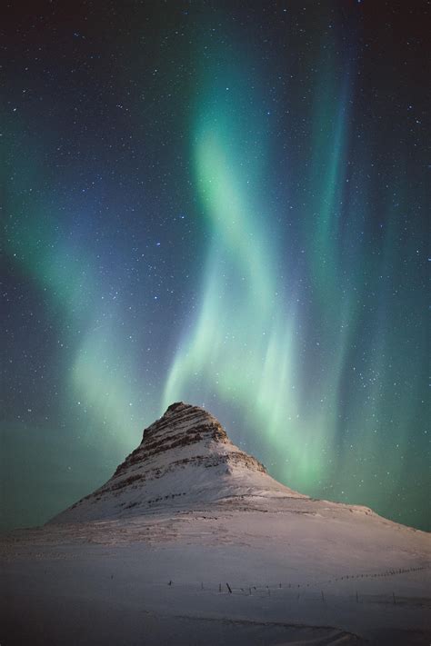 Northern Lights above Kirkjufell in Western Iceland [5472 x 3648 ...