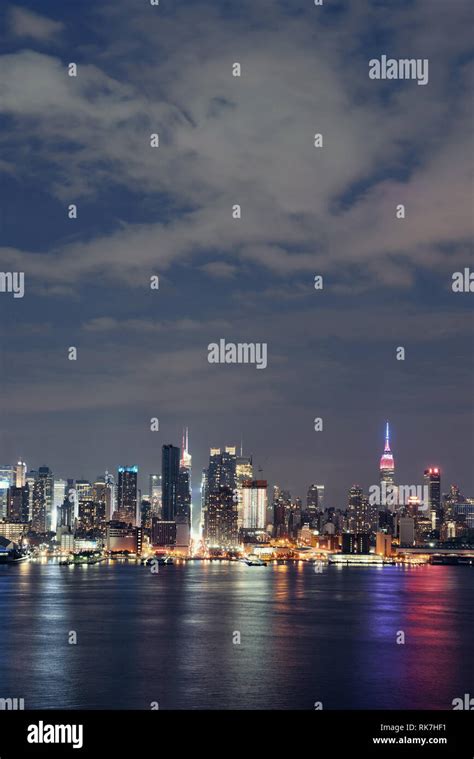 Manhattan midtown skyscrapers and New York City skyline at night Stock ...