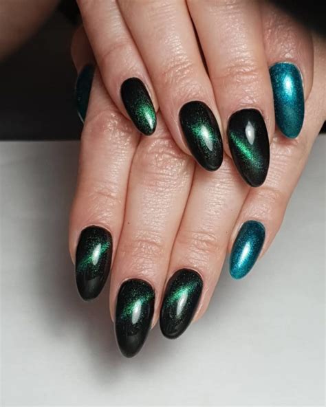 Cat-Eye Nails Are an Interesting New Trend Perfect for Halloween - toppoptoday.com