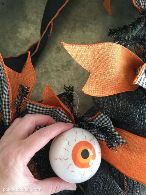 Halloween Craft: DIY Geo Mesh Eyeball Wreath