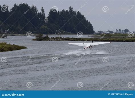 Float Plane Landing with a Splash Stock Photo - Image of plane, flying ...