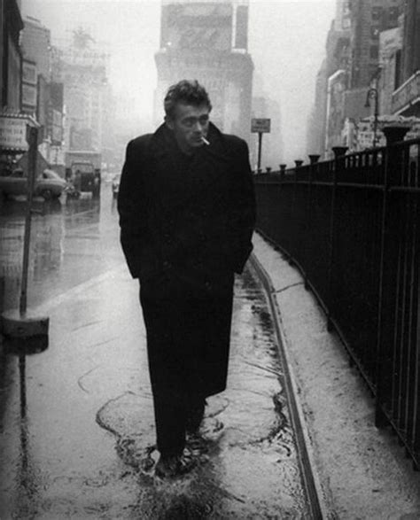 James Dean paseando por Times Square, New York (1955). Autor: Dennis ...