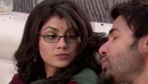 Kumkum Bhagya lead couple Pragya-Abhi kissing pics - IndiaTV News – India TV