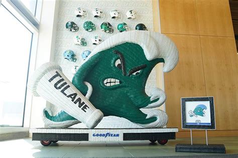 Goodyear Green Wave mascot hits the road, arrives on Tulane campus | Tulane University News