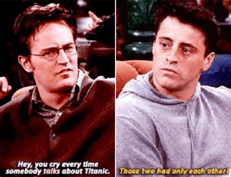 Chandler (Matthew Perry) and Joey (Matt Leblanc) #Friends #TV show #Gif Joey Chandler, Chandler ...