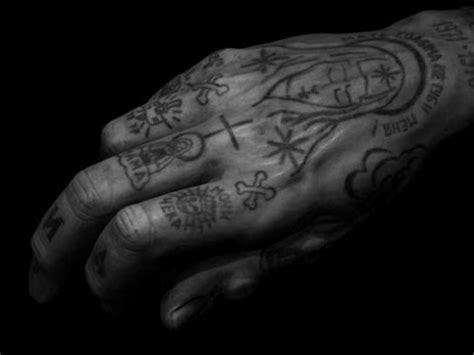 9 Stylish Gangster Finger Tattoos - Finger Tattoo Designs