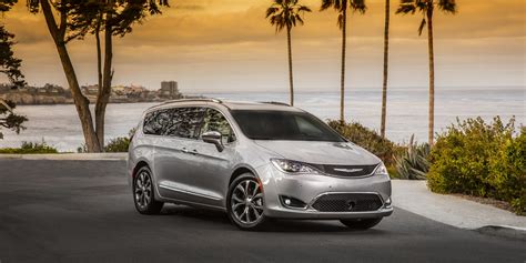 2017 Chrysler Pacifica | Consumer Guide Auto