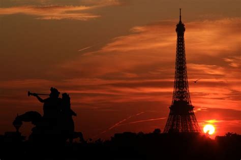 Paris at sunset by Jacky CW, via 500px | Paris sunset, Paris, Amazing sunsets